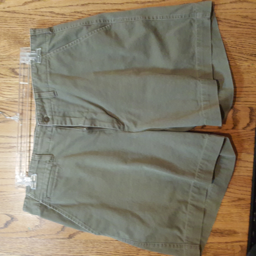 Cabela's men's size 36R green khaki shorts flat front, side pockets 100% cotton